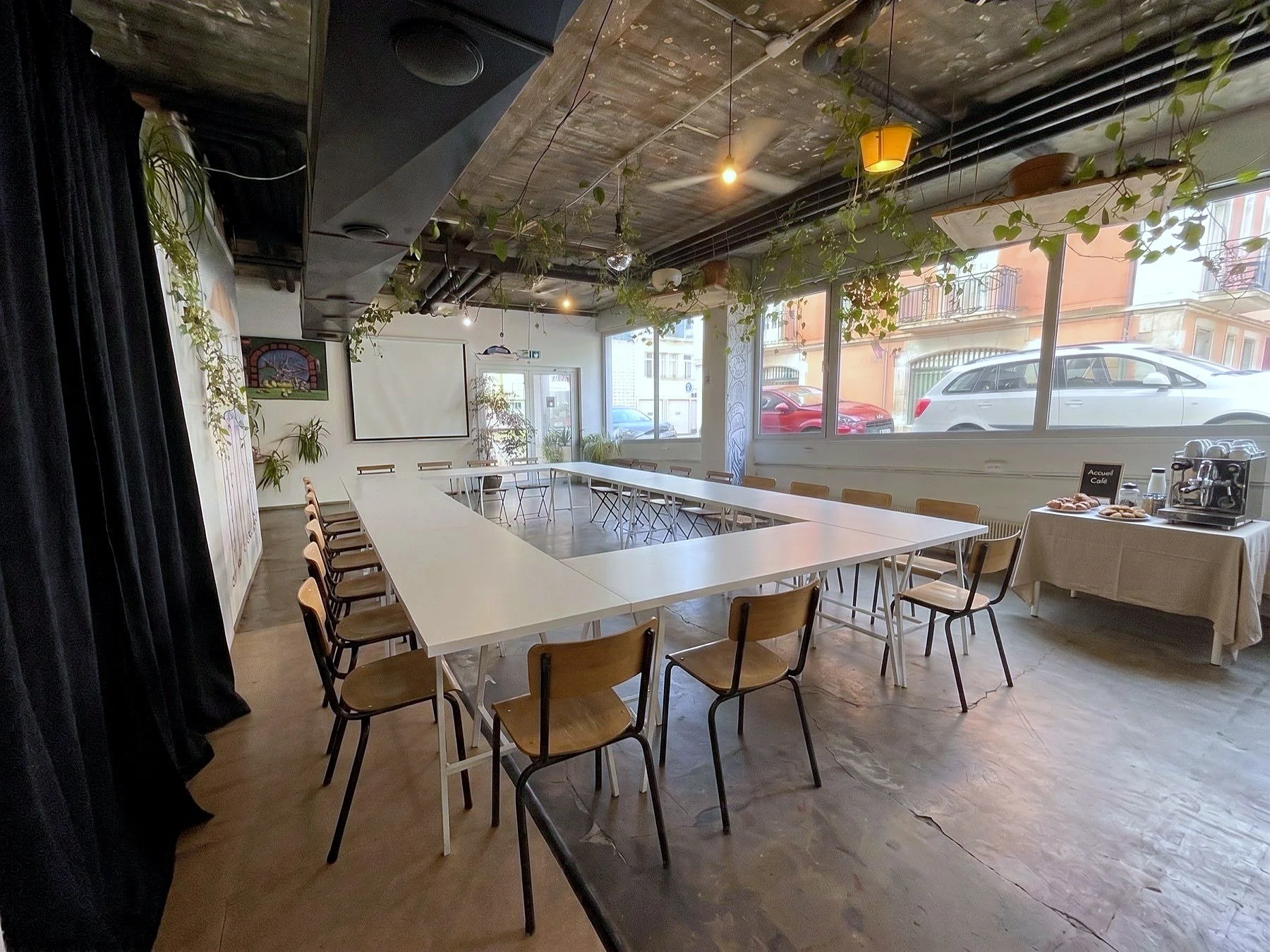 Salle Virginia de 70 m² à louer à Genève chez FOOUND, en configuration réunion avec tables en U